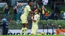 Renato Ibarra y Roger Martínez celebran un gol de América