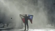 Una persona con la bandera de Chile durante las protestas