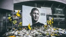 Ofrenda a Emiliano Sala por parte de los aficionados del Nantes