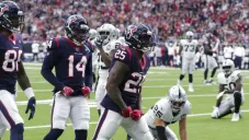 Jugadores de Houston celebran una acción contra Raiders