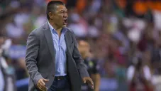 Ambriz le da indicaciones a sus pupilos