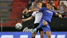Chicharito disputa un balón con Gabriel Paulista