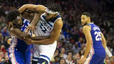 Karl-Anthony Towns y Joel Embiid peleando en el duelo de ayer