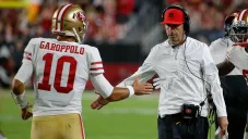 El coach Shanahan felicita a Garoppolo por su gran actuación