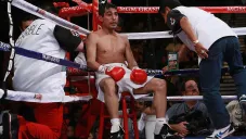 Terrible Morales descansa en su esquina durante una pelea