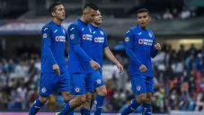 Jugadores de Cruz Azul caminan en la cancha del Estadio Azteca