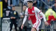 Edson Álvarez durante un partido del Ajax