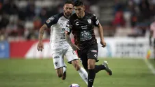 Víctor Guzmán conduciendo el balón