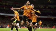 Raúl Jiménez celebrando una anotación con Wolverhampton