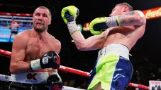 Canelo Álvarez conecta un golpe en el rostro de Sergey Kovalev