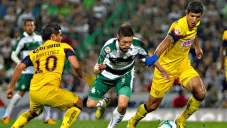 Maza Rodríguez lucha por el balón en juego contra Santos