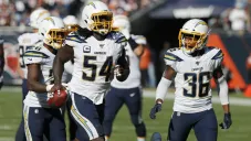 Melvin Ingram festeja con su compañero Roderic Teamer luego de recuperar un balón