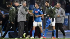 Hirving Lozano, felicitado por Carlo Ancelotti