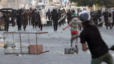 Manifestantes iraquíes confrontan a policías en Bagdad