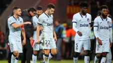 Jugadores del Atlético cabizbajos tras perder ante el Leverkusen