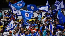 Banderas de Cruz Azul en el Estadio Azteca