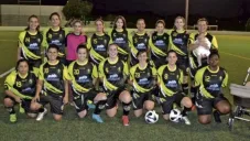 Equipo del Sporting Son Ferrer junto con la bebé de Ruth Ruano