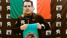 Reynoso posa con uno de los cinturones del Canelo