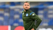 Dries Mertens pensativo en el calentamiento de Napoli