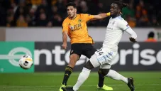 Jiménez disputa un balón con Abena