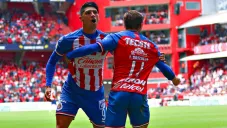 Pulido festeja con Brizuela un gol