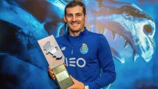 Iker Casillas posa con un trofeo de la Liga de Portugal