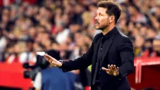 Diego Simeone da indicaciones en un juego del Atlético