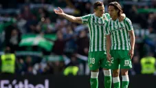 Andrés Guardado y Diego Lainez en partido con el Betis