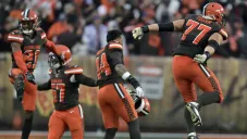 Los jugadores de los Browns festejan su tercer triunfo de la campaña
