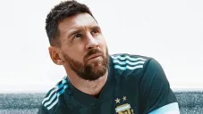 Messi posa con la nueva playera albiceleste