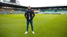 Izazola posa para la cámara