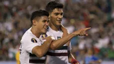 Raúl Jiménez festeja gol con Antuna