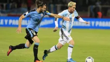 Gastón Silva y Lionel Messi disputan un balón