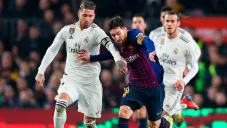 Serio Ramos y Leo Messi pelean un balón en el Clásico