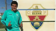 Héctor González junto a un mural del Elche