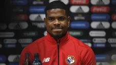 Román Torres en una conferencia de prensa con Panamá