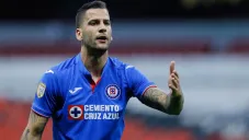 Édgar Méndez reclama durante un partido de Cruz Azul