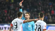 David Abraham es expulsado tras derribar al DT Christian Streich