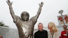 Joe Montana en la revelación de su estatua