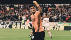 Raúl Jiménez celebra una anotación con Wolves