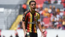 Omar Bravo en partido con Leones Negros