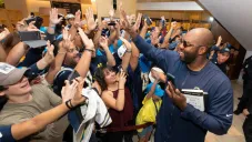 Desmond King II saluda a los aficionados mexicanos