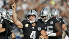 Derek Carr y los Raiders festejan una anotación