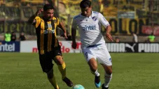 Walter Gargano y Gonzalo Casto luchan por le balón