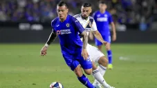 Milton Caraglio y Sebastian Lleglet disputan un balón