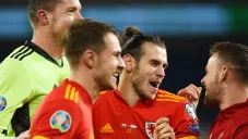 Gareth Bale festeja el triunfo de su equipo sobre Hungría