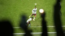 Afición de México festeja una anotación desde la tribuna