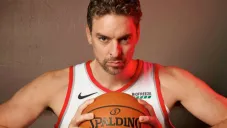 Pau Gasol en una postal del Trail Blazers