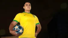 Luis Felipe posa con su uniforme y el balón