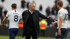 Mourinho felicita a sus jugadores tras la victoria